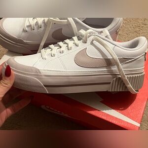 Sz 9 Women’s Nike Court Legacy Lift - white/platinum/violet
